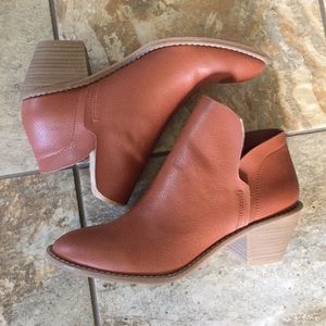 Universal Thread booties